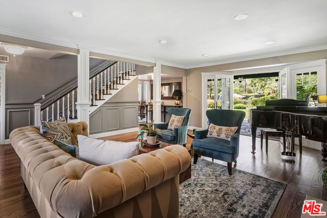 Interior, Living room, Piano, Recessed Lighting, Wood Texture Flooring