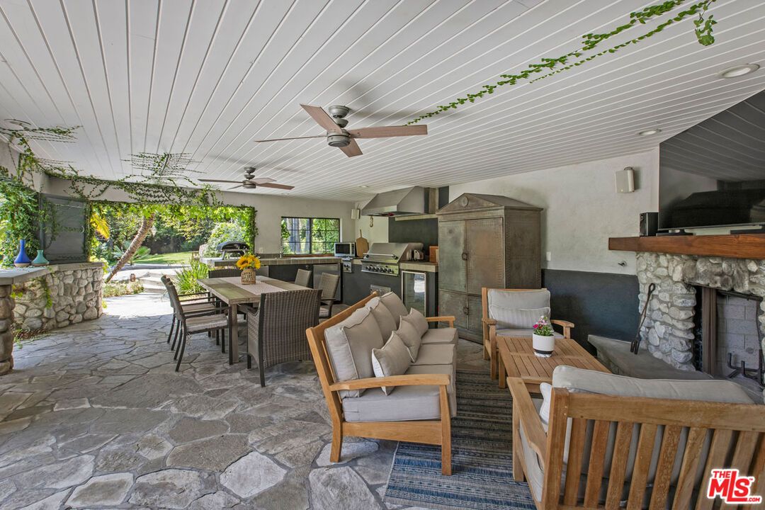 Exterior, Fireplace, Outdoor Kitchen