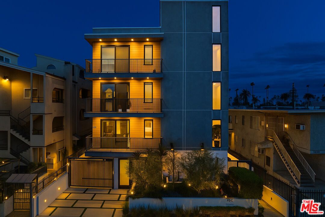 Exterior, Facade, Modern