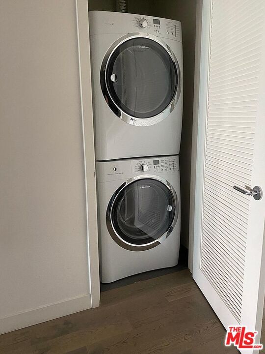 Interior, Utility Closets, Washer, Wood Texture Flooring