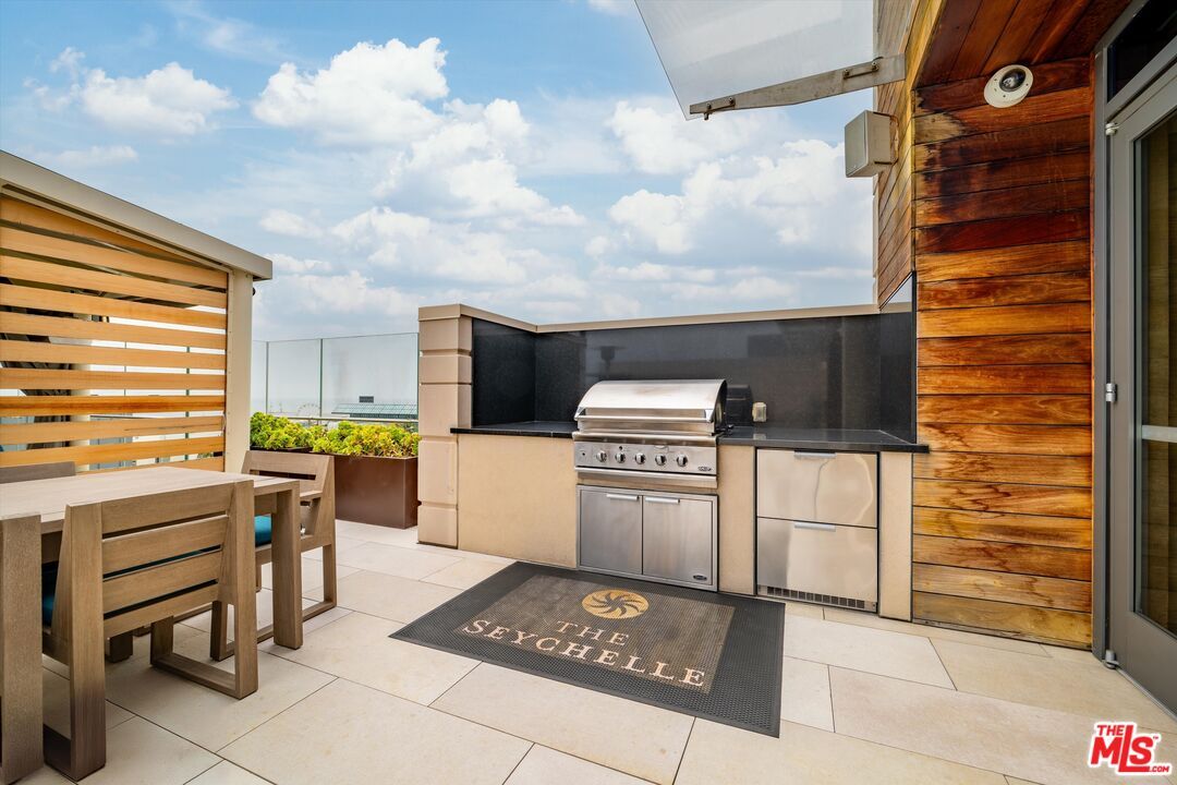 Exterior, Outdoor Kitchen