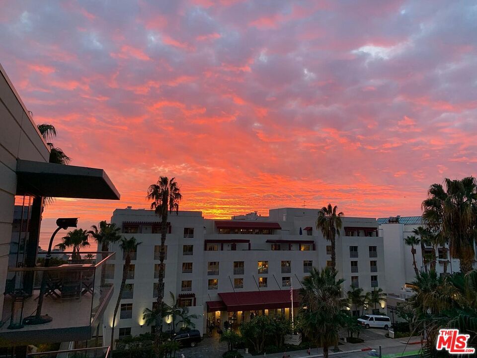 Exterior, Facade, Modern