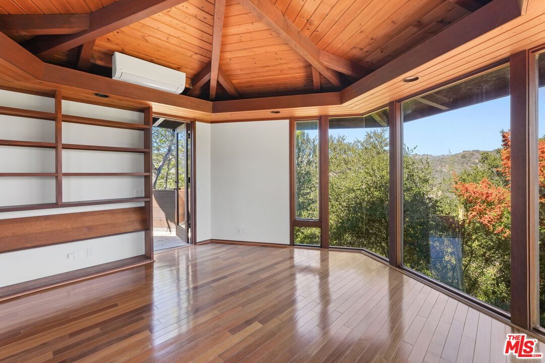 Empty room, Interior, Wooden Beams, Wooden Ceilings, Wood Texture Flooring