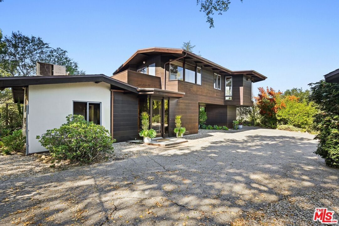 Backyard, Exterior, Facade, Modern