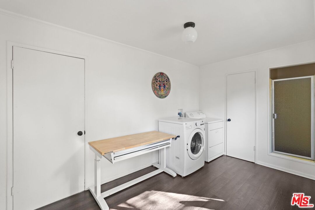 Interior, Washer, Wood Texture Flooring