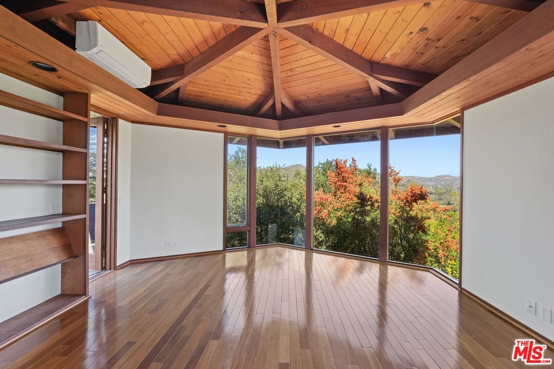 Empty room, Interior, Wooden Beams, Wooden Ceilings, Wood Texture Flooring