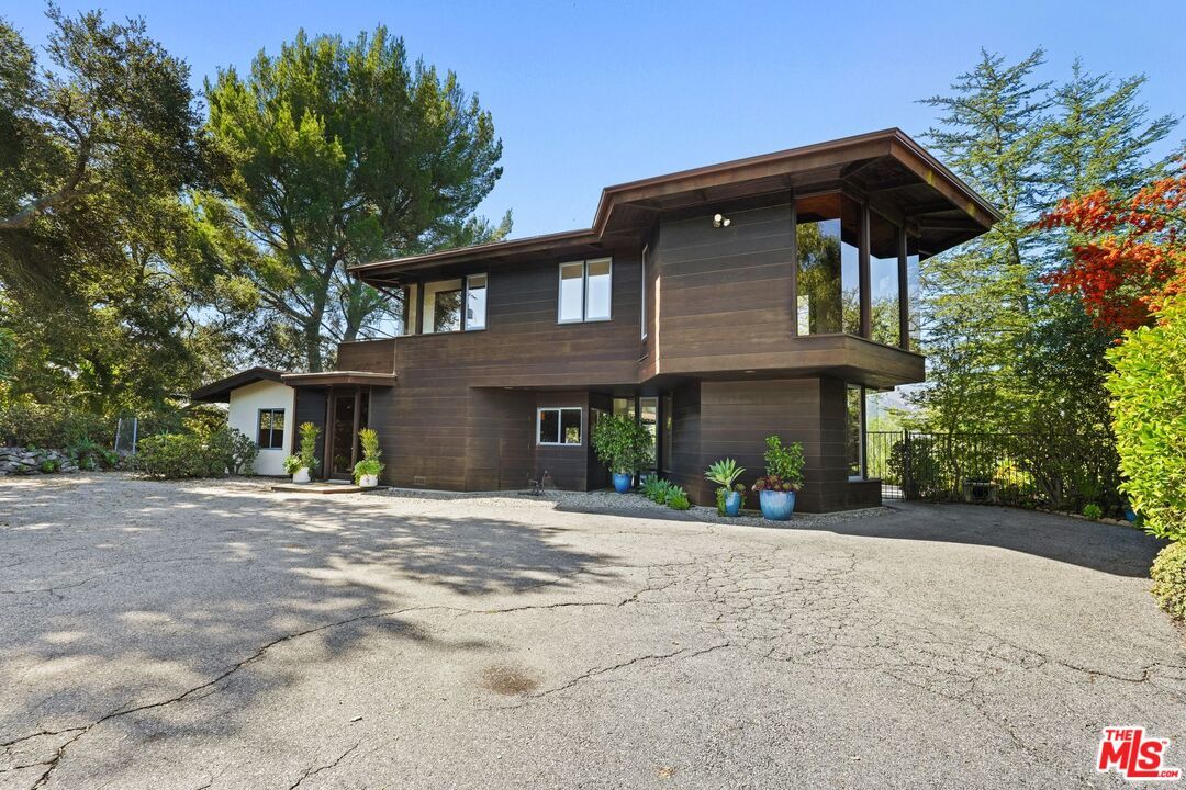 Backyard, Exterior, Facade, Modern