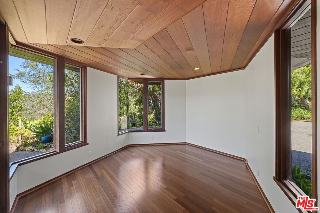 Empty room, Interior, Recessed Lighting, Wooden Ceilings, Wood Texture Flooring