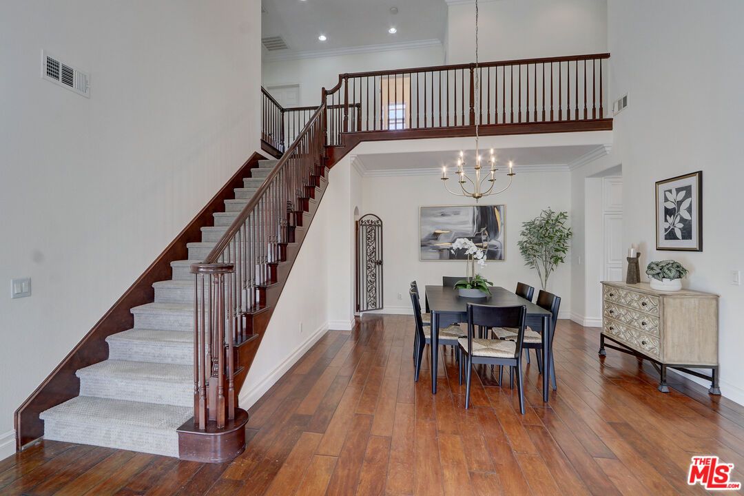 Chandelier, Dining room, Interior, Recessed Lighting, Wood Texture Flooring