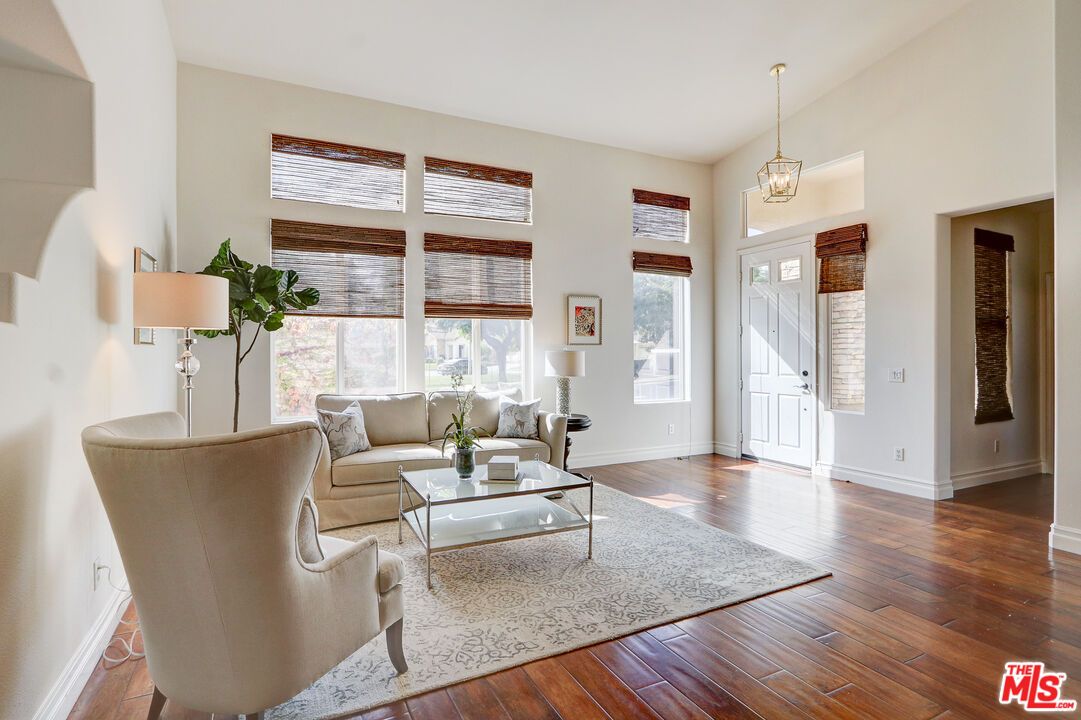 Interior, Living room, Pendant Lights, Wood Texture Flooring