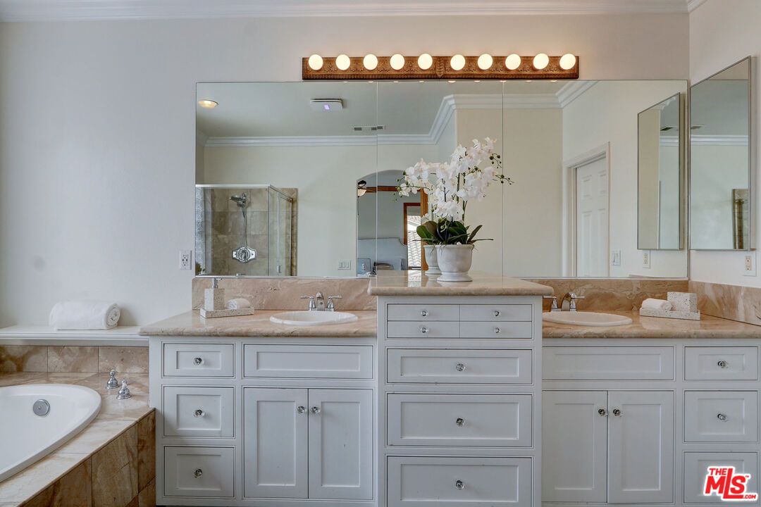 Bathroom, Dual Sink Vanities, Interior, Recessed Lighting