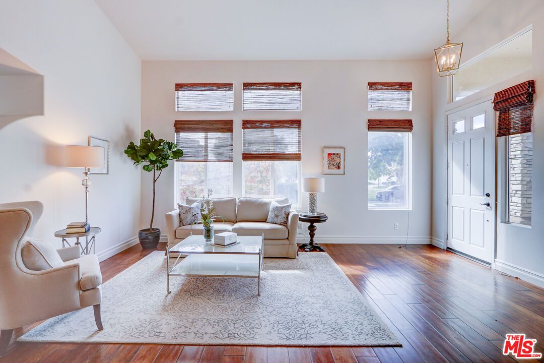 Interior, Living room, Pendant Lights, Wood Texture Flooring