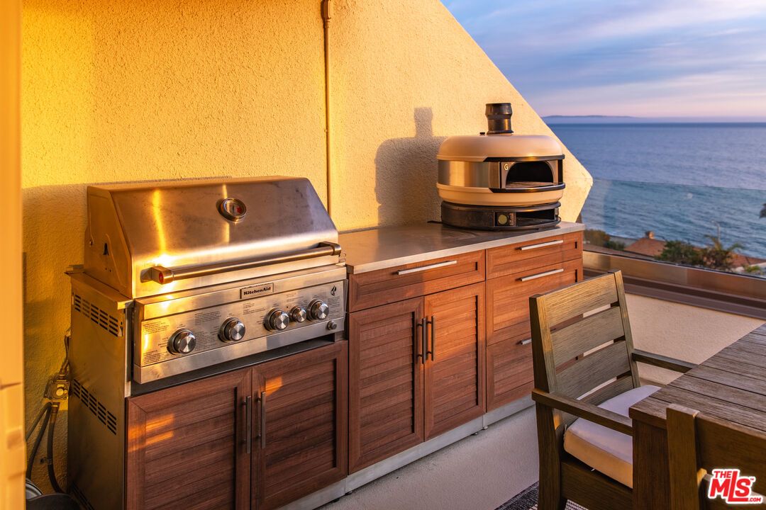 Exterior, Outdoor Kitchen, Water