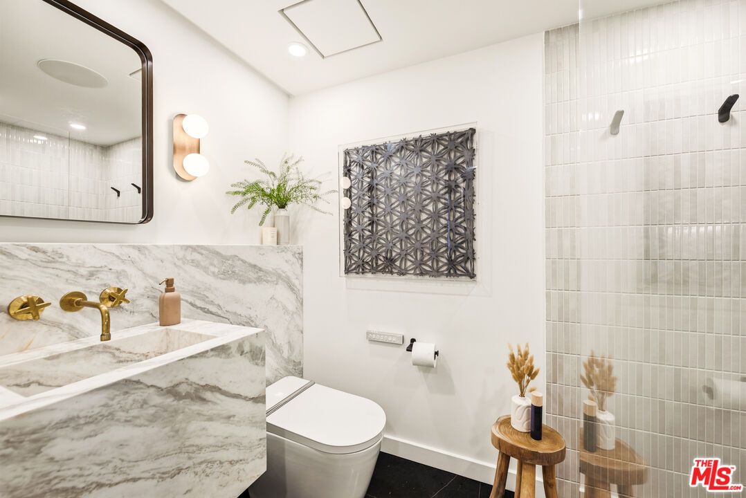 Bathroom, Interior, Recessed Lighting