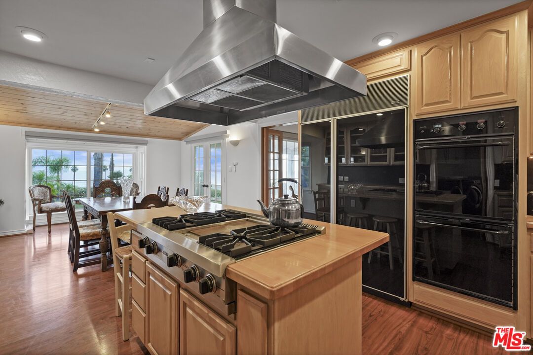 Dining room, Interior, Kitchen, Pendant Lights, Recessed Lighting, Stainless Steel Appliances, Wooden Ceilings, Wood Texture Flooring