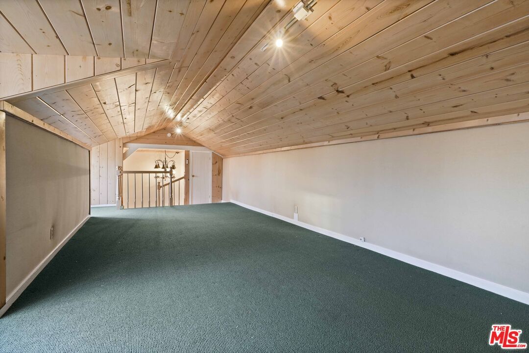 Empty room, Interior, Wooden Ceilings