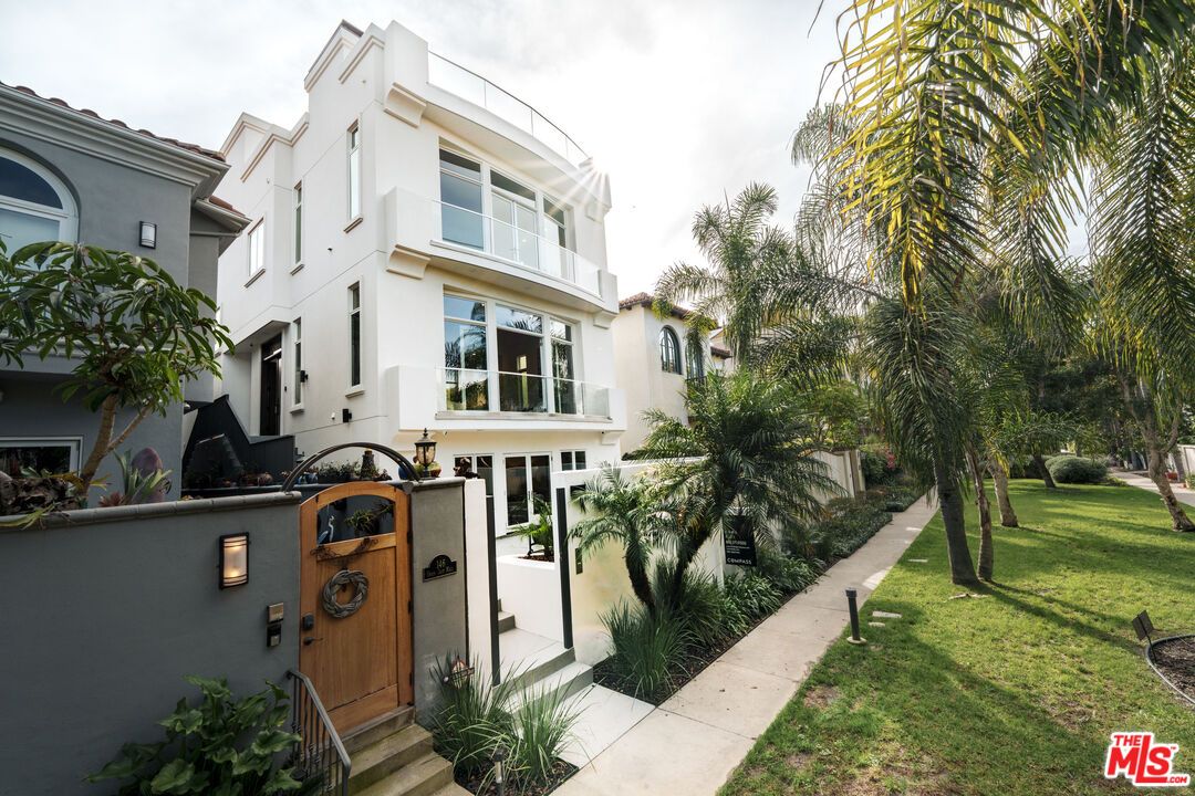 Backyard, Exterior, Facade, Modern