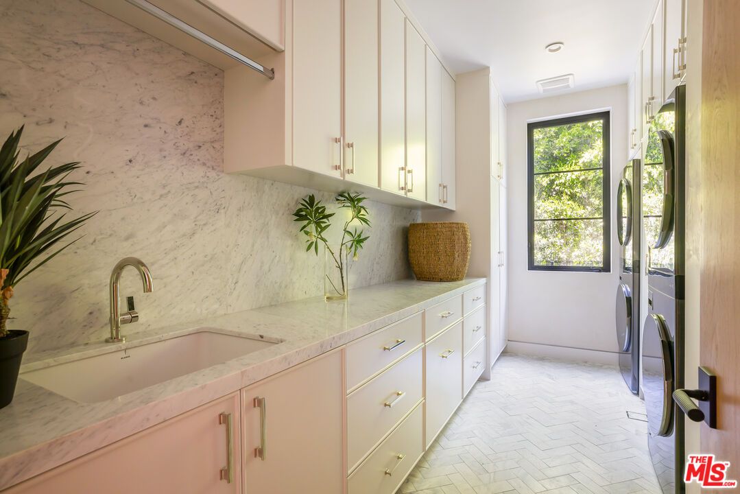 Bathroom, Interior, Marble Walls, Recessed Lighting