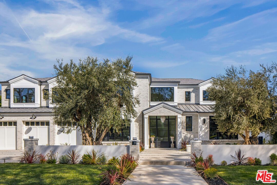 Attached, Exterior, Facade, Farmhouse