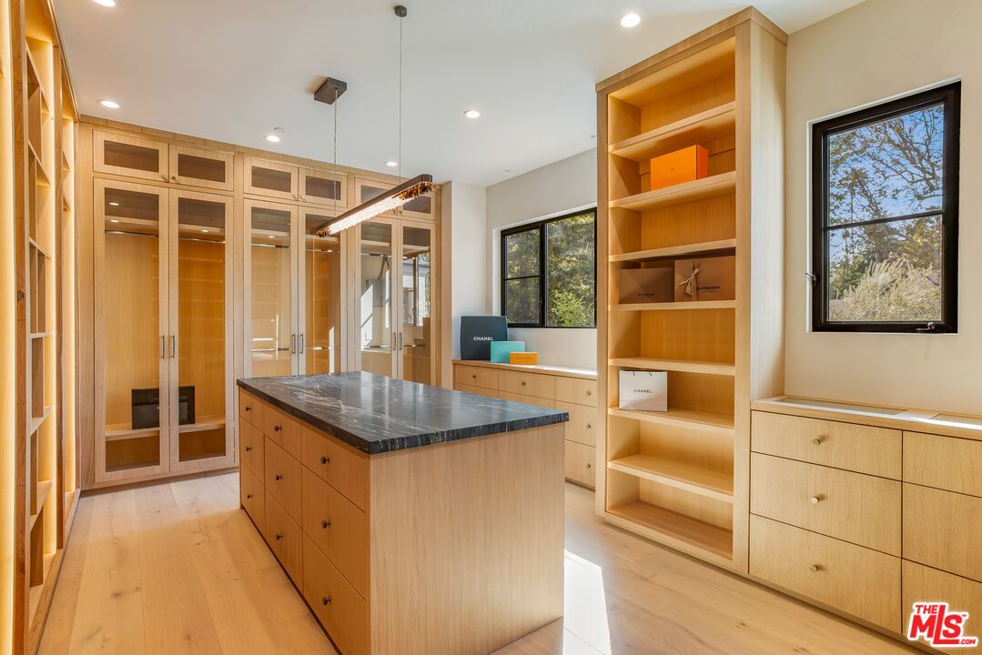 Interior, Pendant Lights, Recessed Lighting, Walk-in Closets, Wood Texture Flooring