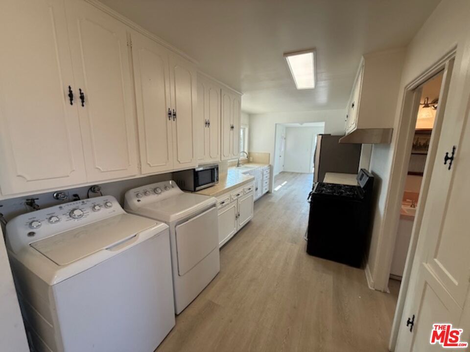 Interior, Washer, Wood Texture Flooring