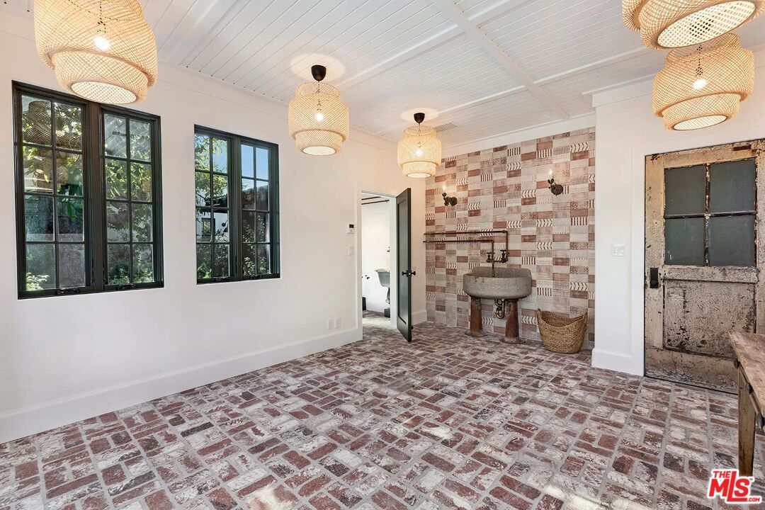 Empty room, Interior, Pendant Lights