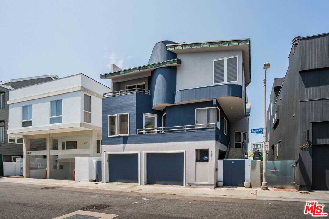 Attached, Exterior, Facade, Modern