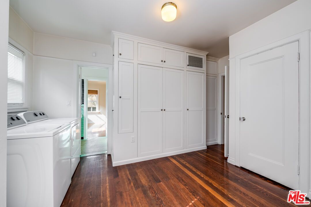 Interior, Washer, Wood Texture Flooring