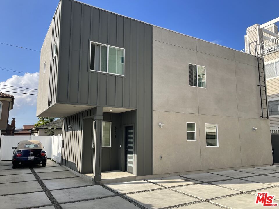 Exterior, Facade, Rowhouse