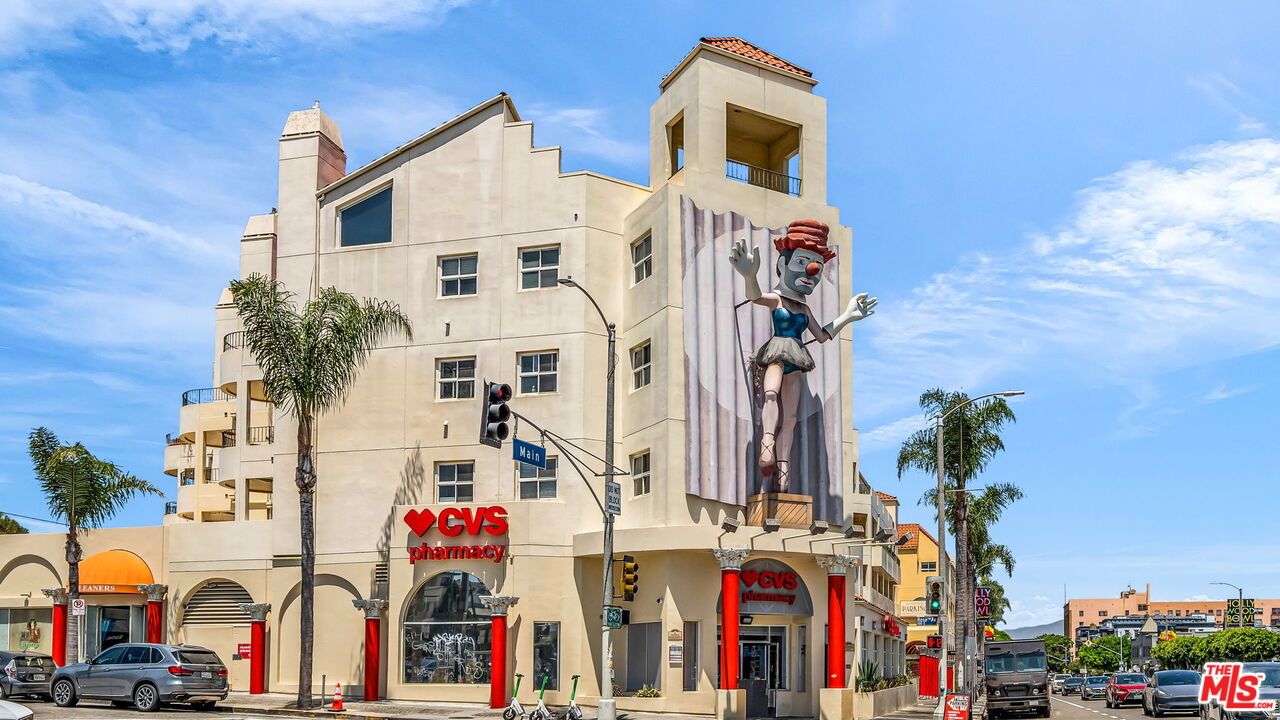 Exterior, Facade, Rowhouse