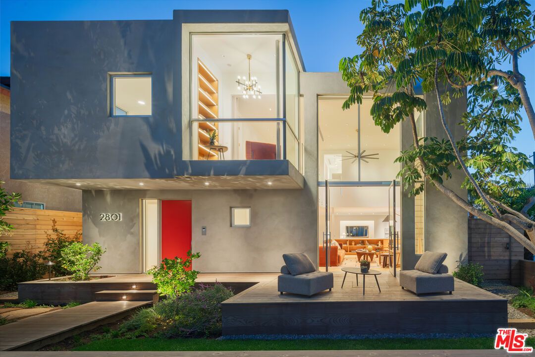 Exterior, Facade, Modern