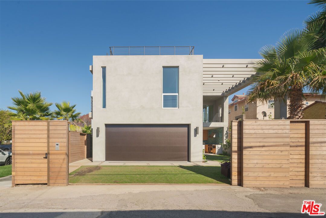 Attached, Exterior, Facade, Modern