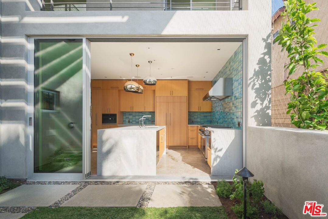 Exterior, Kitchen, Outdoor Kitchen, Pendant Lights