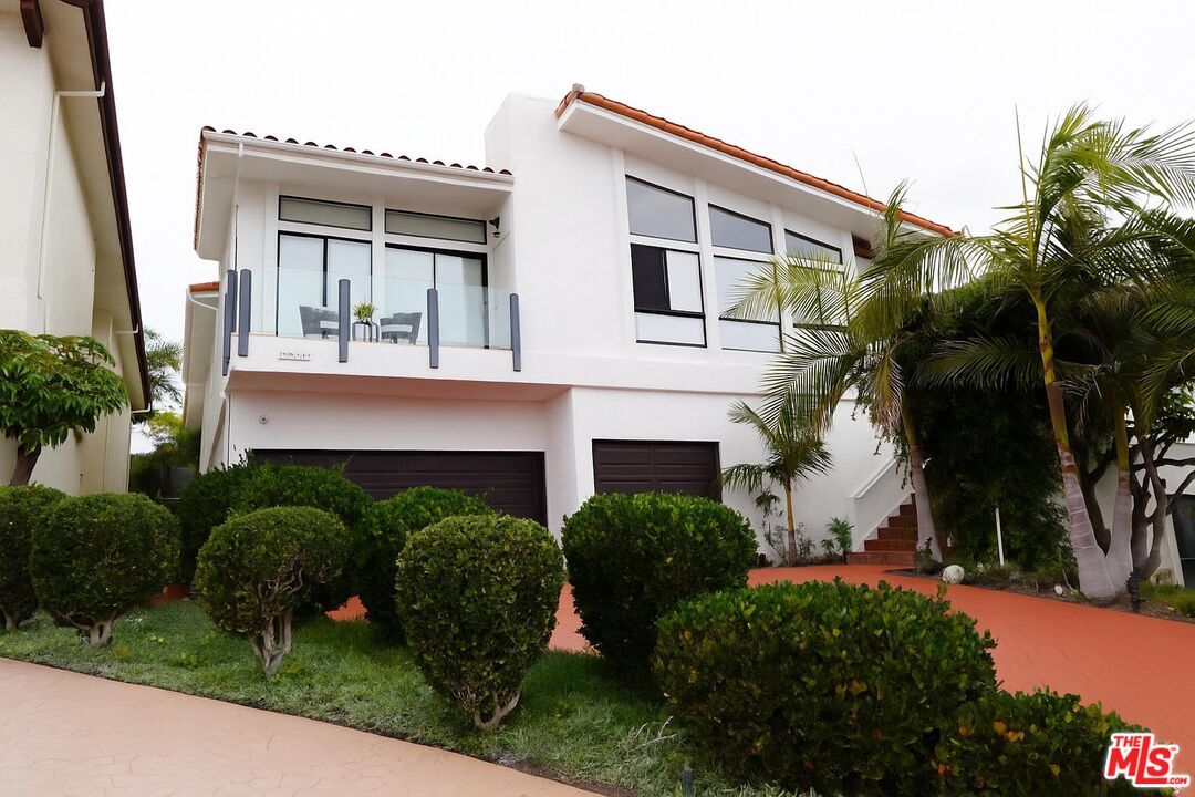 Attached, Exterior, Facade, Modern