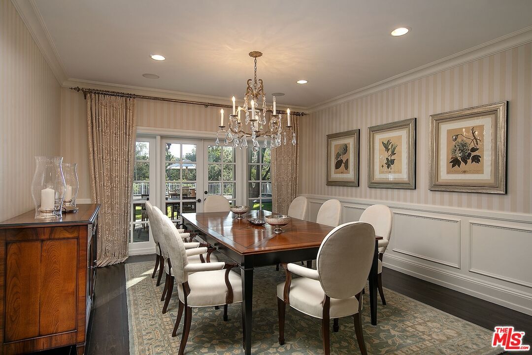 Chandelier, Dining room, Interior, Recessed Lighting, Wood Texture Flooring