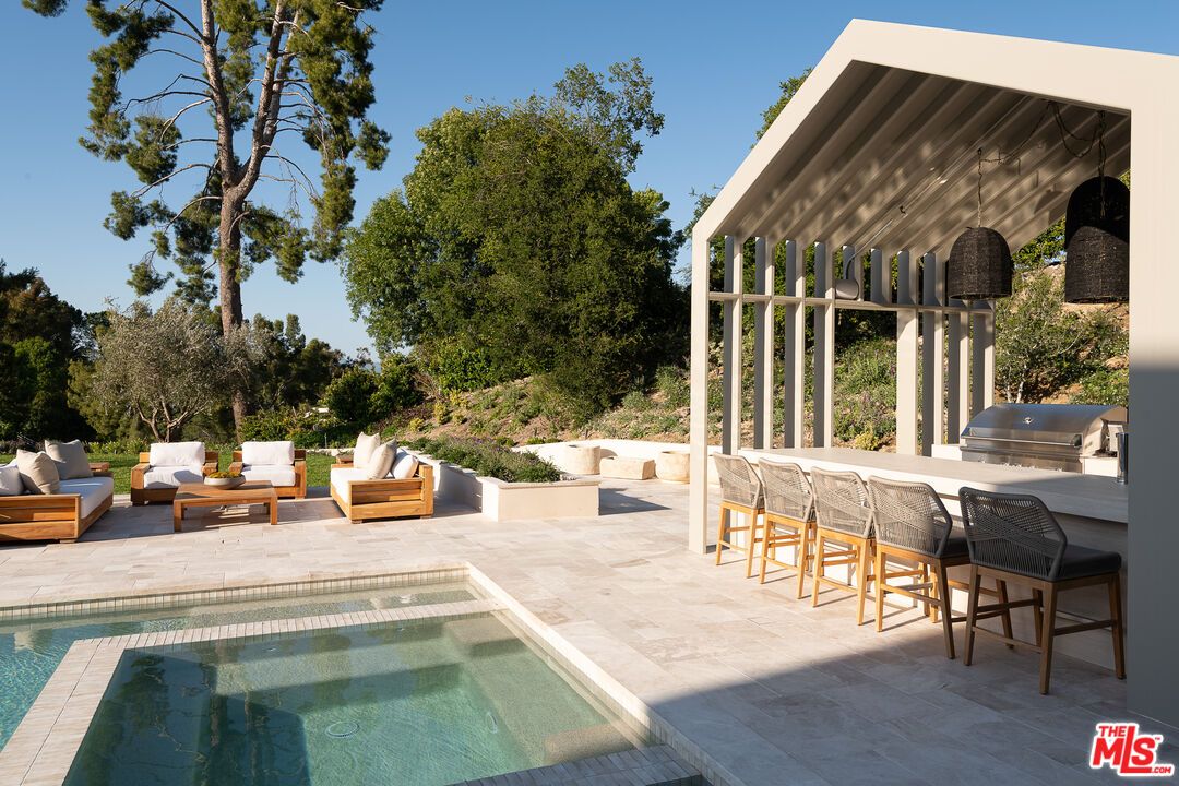 Exterior, Outdoor Kitchen, Pool