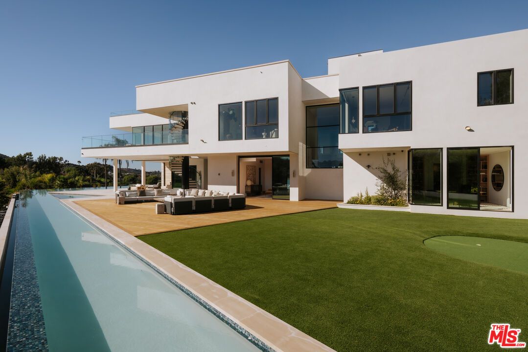 Backyard, Exterior, Facade, Pool, Modern