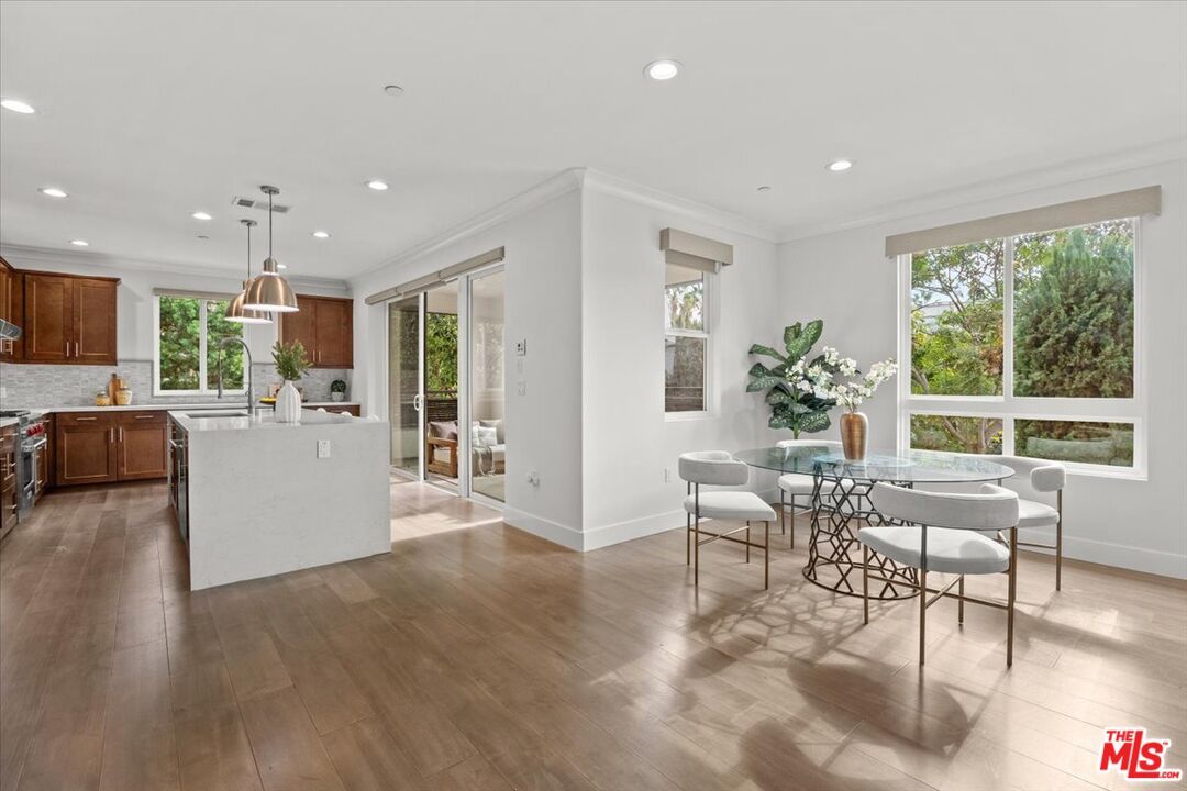 Dining room, Interior, Kitchen, Pendant Lights, Recessed Lighting, Wood Texture Flooring