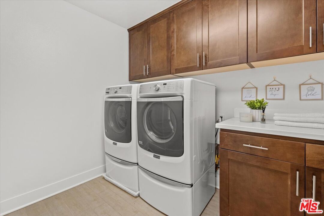 Interior, Washer, Wood Texture Flooring
