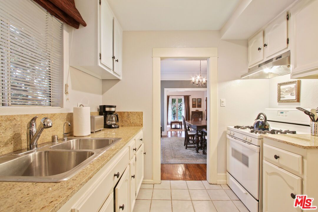 Chandelier, Dining room, Interior, Kitchen, Pendant Lights, Wood Texture Flooring