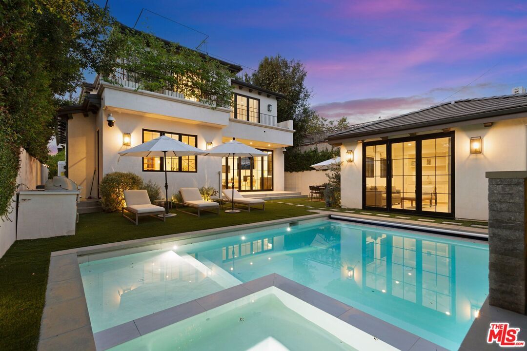 Exterior, Outdoor Kitchen, Pool