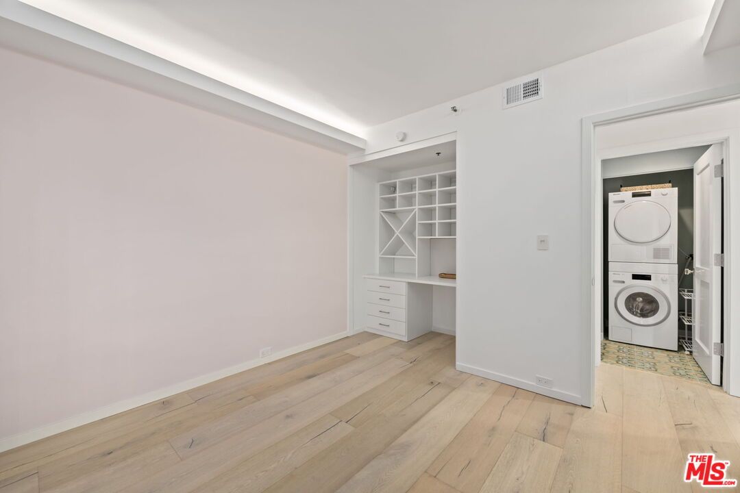 Interior, Utility Closets, Washer, Wood Texture Flooring