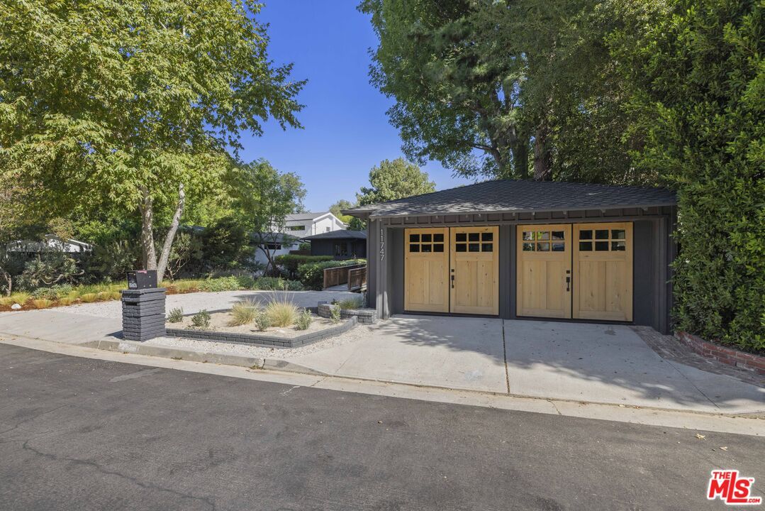 Detached Garage, Exterior