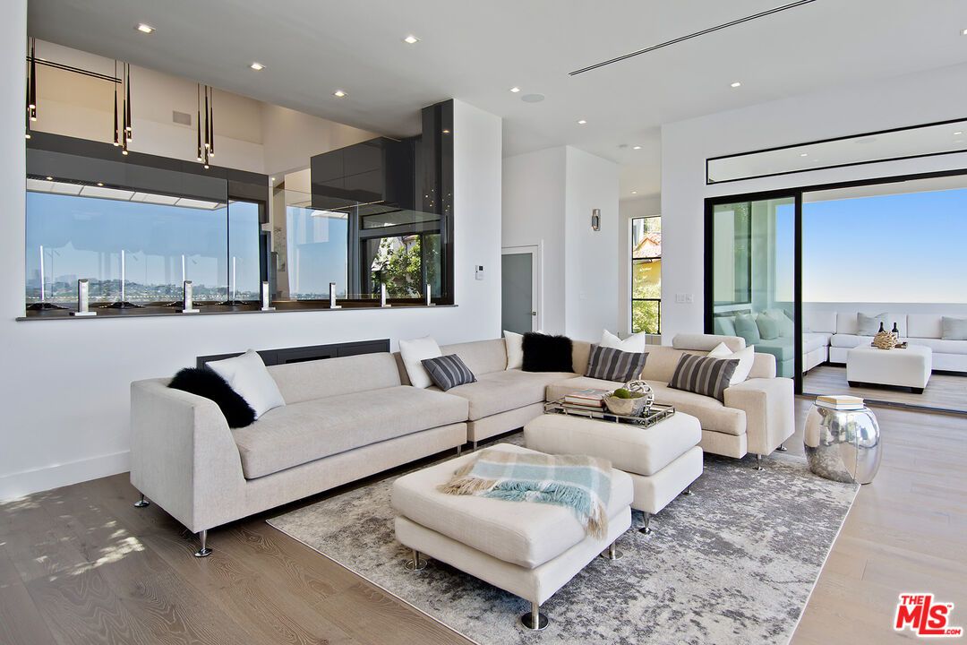 Interior, Living room, Pendant Lights, Recessed Lighting, Wood Texture Flooring