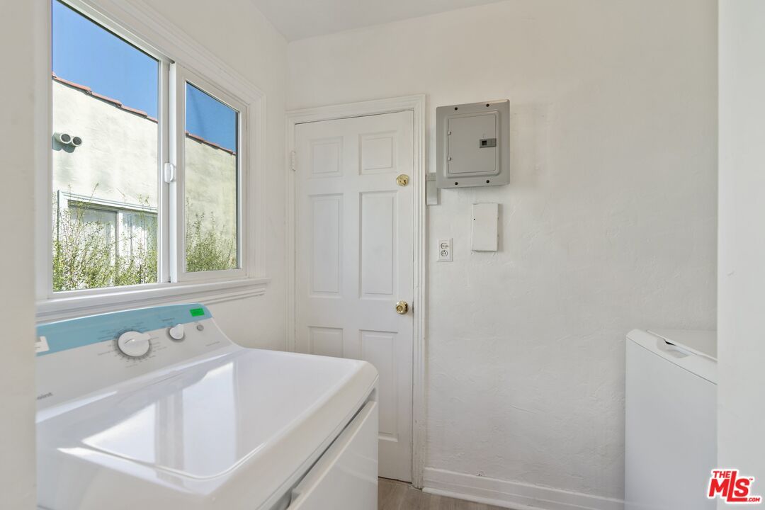 Interior, Utility Closets, Washer, Wood Texture Flooring