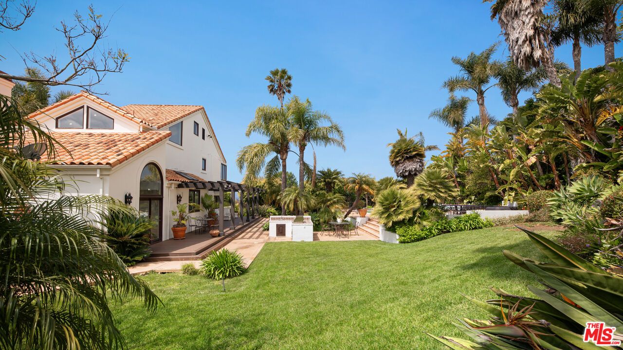 Backyard, Exterior, Outdoor Kitchen