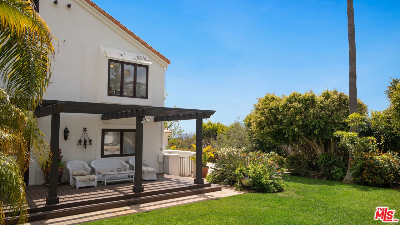 Backyard, Exterior, Facade, Modern