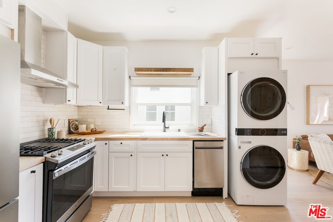 Interior, Kitchen, Stainless Steel Appliances, Washer, Wood Texture Flooring