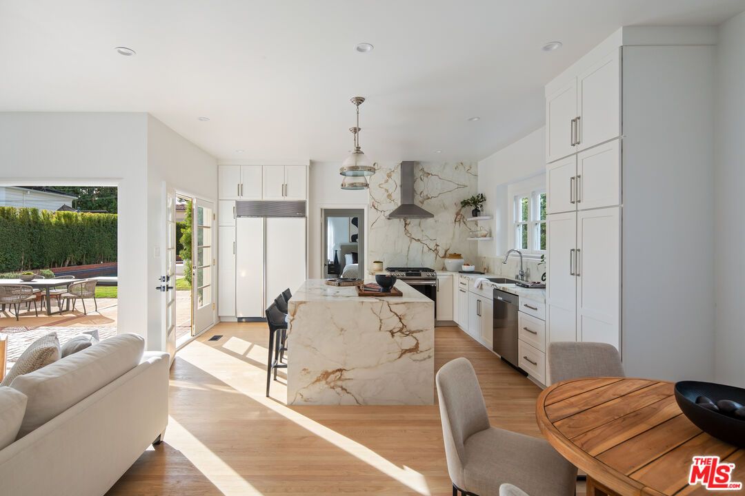 Dining room, Interior, Kitchen, Marble Walls, Pendant Lights, Recessed Lighting, Stainless Steel Appliances, Wood Texture Flooring