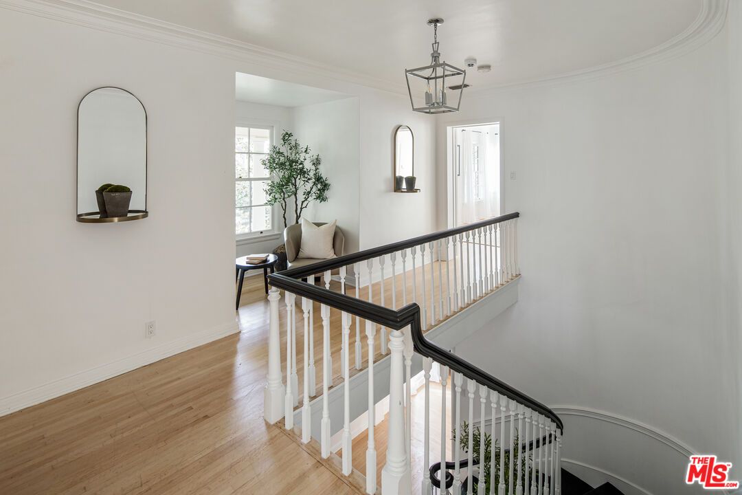 Interior, Pendant Lights, Wood Texture Flooring